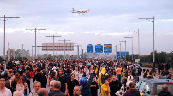 
В аэропорту Барселоны очереди и хаос, отели по всей стране на грани закрытия
