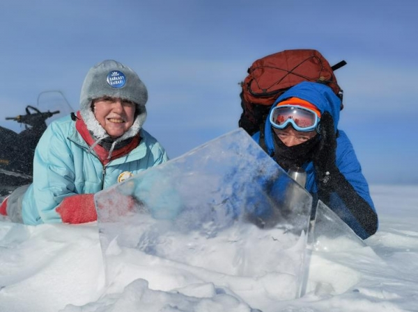 
За 2 дня пенсионеры из Москвы прошли пешком 42 километра по льду Байкала
