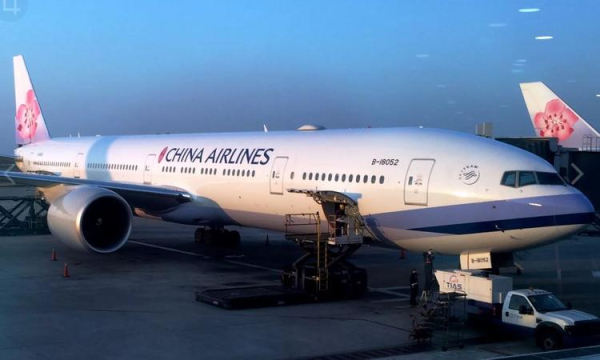 
Самолет Air China вернулся к телетрапу из-за забытого пассажиром телефона
