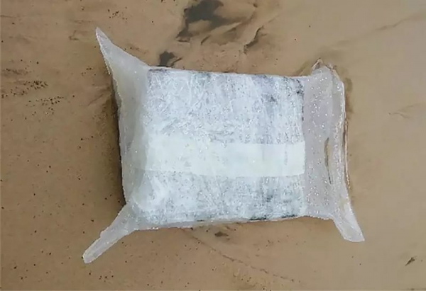 Во Франции на берег вынесло почти тонну кокаина