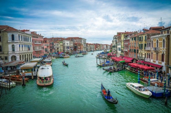 
В Венеции туристов оштрафовали на 1 500 евро за серфинг по Гранд-каналу
