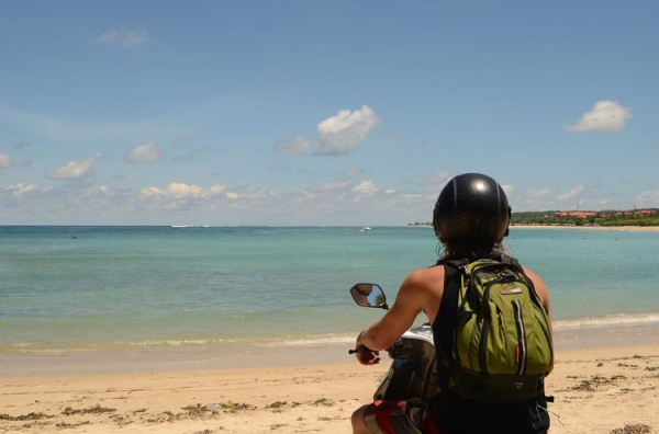 
Иностранным туристам на Бали скоро запретят ездить на скутерах
