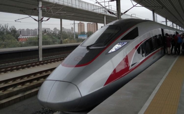 
В Китае собрали новый скоростной поезд, способный работать без машиниста и при экстремально низких температурах
