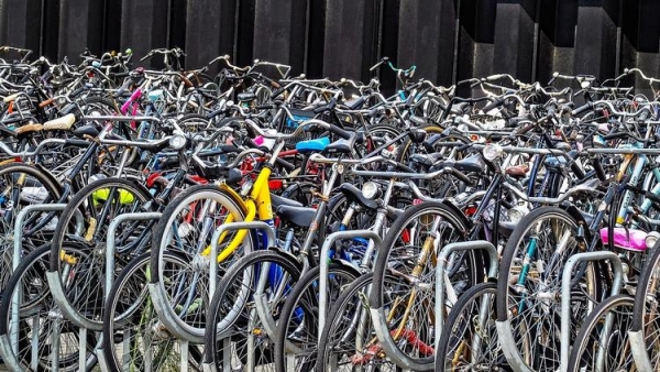 
Как в Амстердаме борются с лишними велосипедами на улицах и мостах? 
