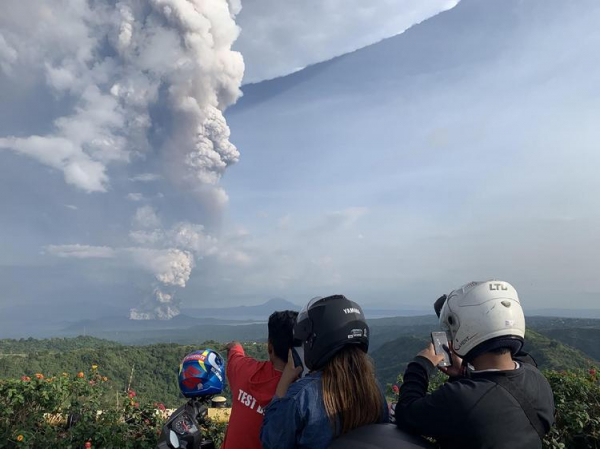
На Филиппинах началось извержение вулкана. Аэропорт Манилы временно закрыт
