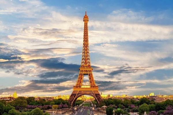 
Зачем Эйфелеву башню в Париже решили перекрасить в золотой цвет?
