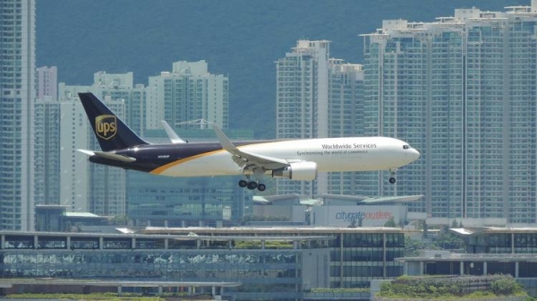 
Гонконг рассмотрит возможность сократить карантин по прибытии для туристов
