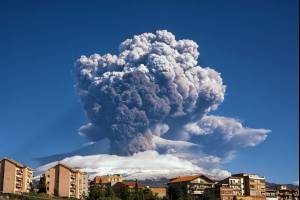 Продолжается извержение вулкана Этна на Сицилии