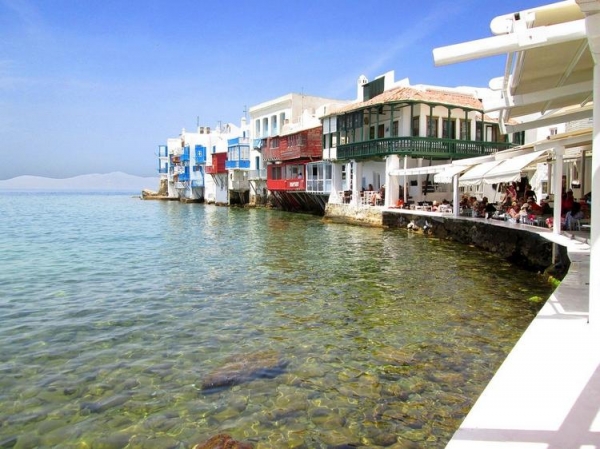 
Греческий остров Миконос вводит Комендантский час и новые ограничения
