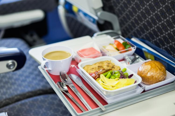 
Стюардессы Thai Airways забыли убрать подносы с едой перед посадкой в Бангкоке
