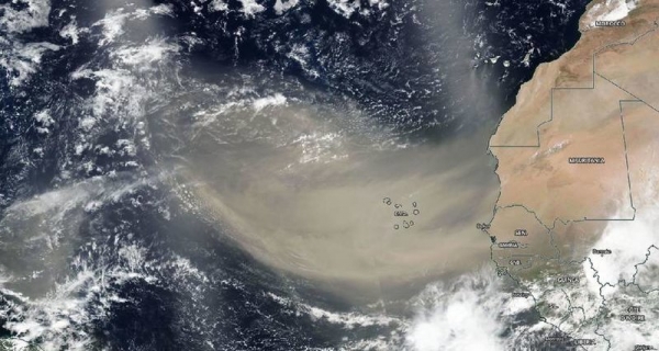Над Атлантикой замечено гигантское облако пыли