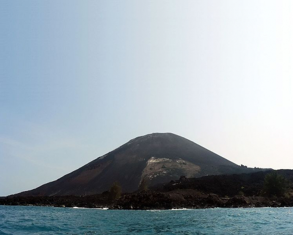 Вулкан Анак-Кракатау стал меньше в четыре раза после извержения