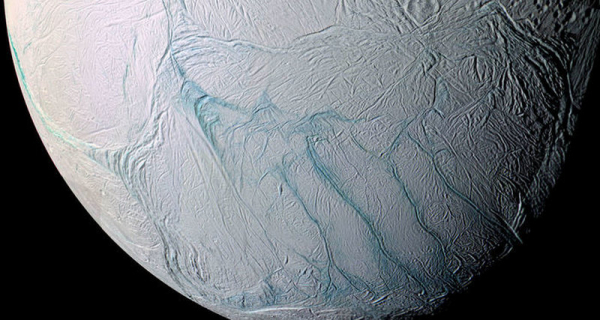 Откуда на луне Сатурна странные темные полосы: ледяной мир
