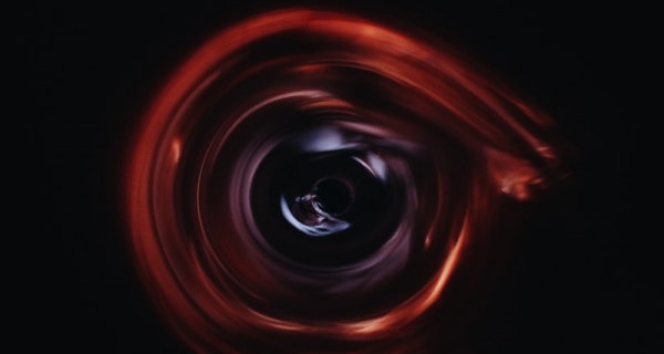 Обнаружена очень странная пара черных дыр