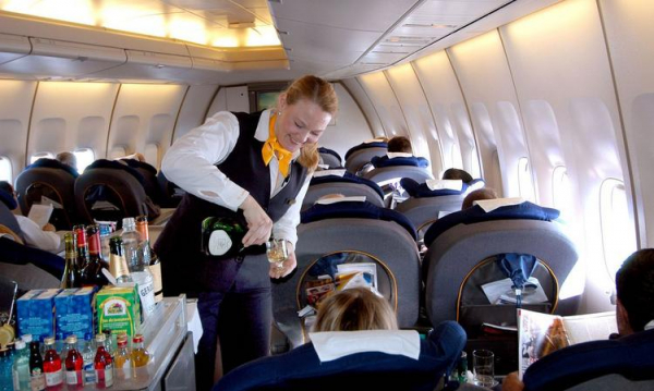 
Секреты стюардессы: как они в действительности справляются с пьяными авиапассажирами
