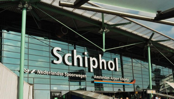 
В аэропорту Амстердама ввели предварительную запись на проверку безопасности
