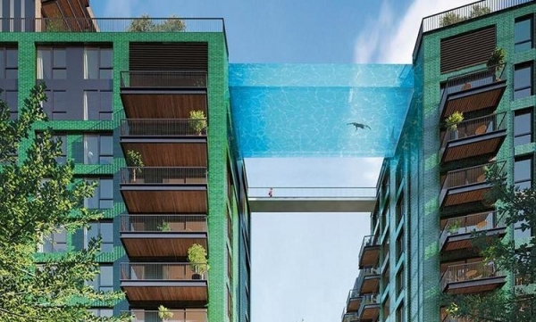 
Для тех, кто не боится высоты: в Лондоне открывается парящий в воздухе бассейн с прозрачным дном
