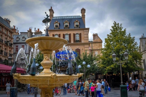 
Парижский Диснейленд объявил о новых правилах для семей с детьми, посещающих парк
