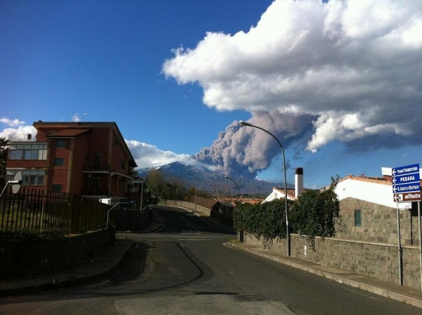 
На острове Сицилия проснулся самый высокий и активный в Италии вулкан Этна
