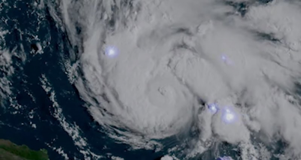 Фантастические кадры из сердца урагана «Дориан»: око бури