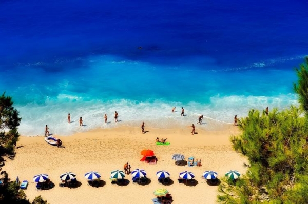 
Греция открывает курорты для иностранцев. Россиян пока не ждут, но сдавать билеты рано
