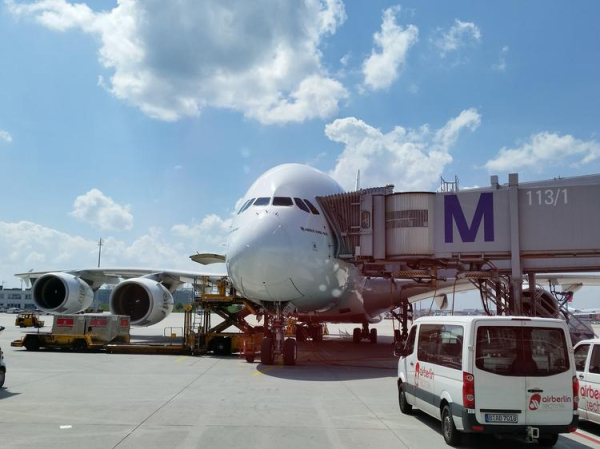 
У A380 Superjumbo в аэропорту Манчестера случайно раскрылся надувной трап
