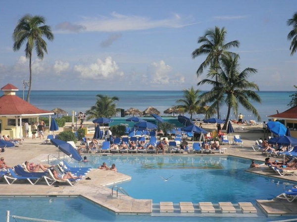 
Багамские острова отменили все предварительные тесты для привитых путешественников

