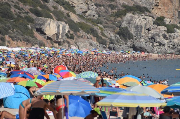 
В Португалии ввели глобальный запрет на курение: пляжи и аквапарки в списке
