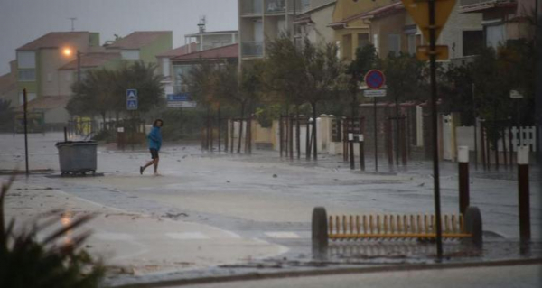 
Испанию и Францию снова затопило. Поезда не ходят, света нет, людей эвакуируют
