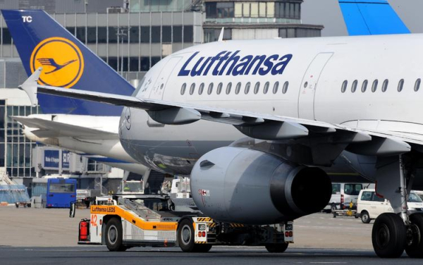 
Lufthansa отказалась от бесплатной еды и напитков на коротких рейсах
