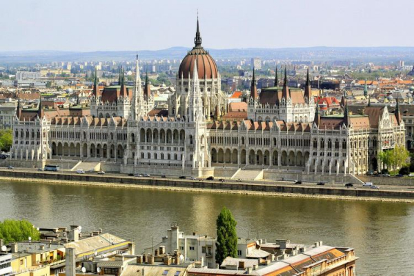 
За визой в Будапешт россиянам придется идти к новому оператору

