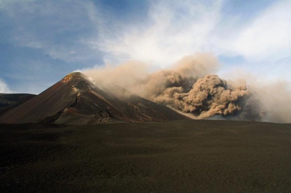 
В Италии проснулся самый большой вулкан в Европе, выбрасывая потоки лавы и пепла
