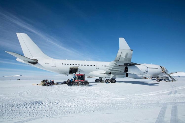 
Самолет Airbus A340 впервые в истории приземлился в Антарктиде
