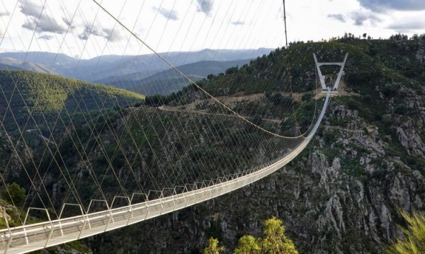 
Самый длинный в мире подвесной мост открылся в Португалии. Почему туристы уже прозвали его «ужасным»?
