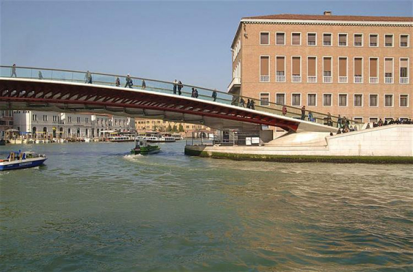 
В Венеции оштрафовали архитектора. Его мост не выдержал толп туристов
