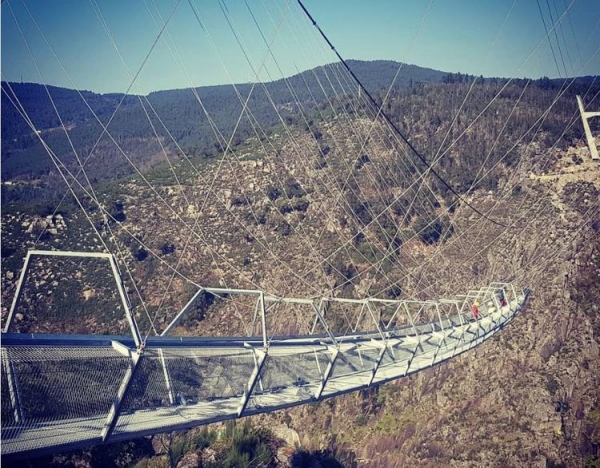 
В Португалии придумали альтернативу банджи-джампингу на высоте 175 метров над землей
