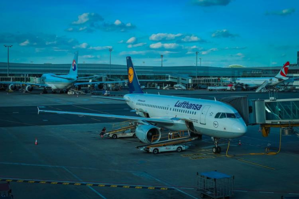 
Аэропорт Праги назвал сроки отмены ограничений на провоз жидкостей в ручной клади
