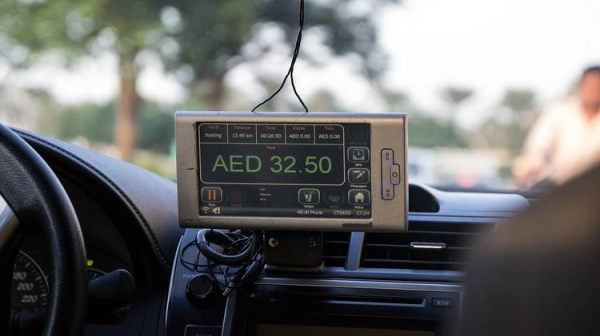 
В Дубае снизились тарифы на городское такси, включая лимузины
