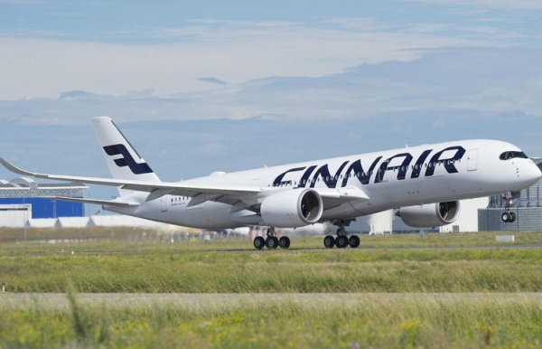 
Finnair уберет из самолетов шампанское и подушки, чтобы сократить расходы
