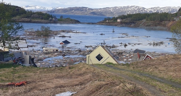 Гигантский оползень унес восемь домов в Норвежское море: видео