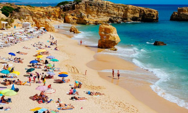 
На пляжах Португалии запретили слушать музыку
