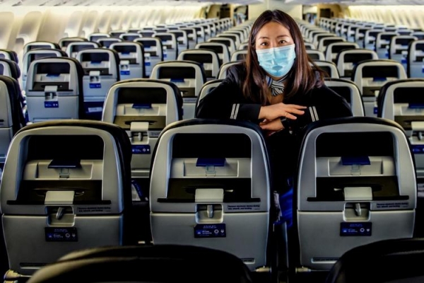 
Эксперты: заразиться коронавирусом в самолете сложнее, чем попасть под удар молнии
